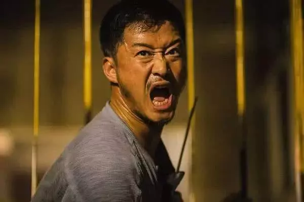吳京坐輪椅現身機場被指賣人設,他霸氣曬圖實力反擊質疑!