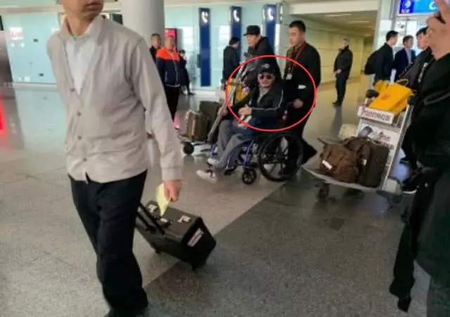吳京坐輪椅現身機場被指賣人設,他霸氣曬圖實力反擊質疑!