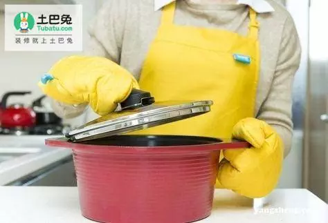 每天打掃還是染灰塵?保潔阿姨用10年經驗教你3個方法! & 越來越多人的臥室都不放床了,這樣做省錢又實用!