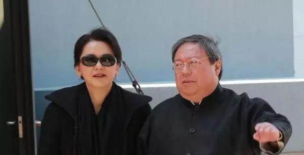 61歲港星胡慧中老公被捕不惜賣樓救夫,攜女兒現身面容太憔悴!
