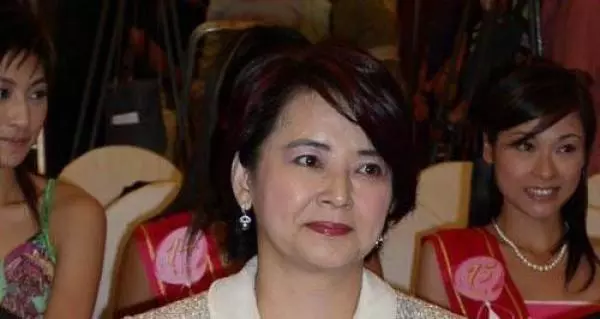 61歲港星胡慧中老公被捕不惜賣樓救夫,攜女兒現身面容太憔悴!