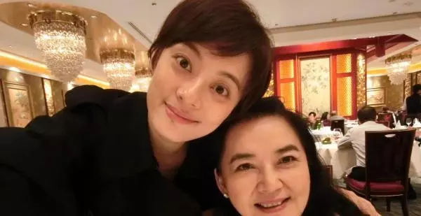 61歲港星胡慧中老公被捕不惜賣樓救夫,攜女兒現身面容太憔悴!