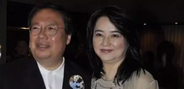 61歲港星胡慧中老公被捕不惜賣樓救夫,攜女兒現身面容太憔悴!