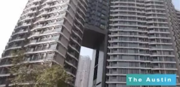 61歲港星胡慧中老公被捕不惜賣樓救夫,攜女兒現身面容太憔悴!