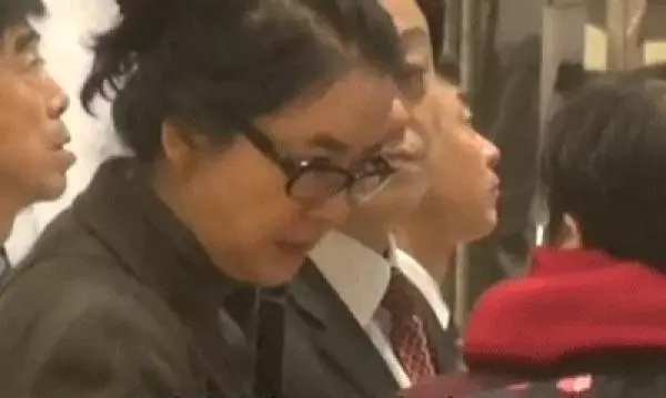 61歲港星胡慧中老公被捕不惜賣樓救夫,攜女兒現身面容太憔悴!