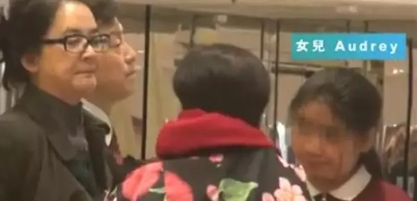 61歲港星胡慧中老公被捕不惜賣樓救夫,攜女兒現身面容太憔悴!