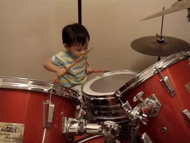 2歲小男童「拿著鼓棒狂敲」以為他在亂打音樂一播放出來瞬間震驚眾網友:是神童阿!