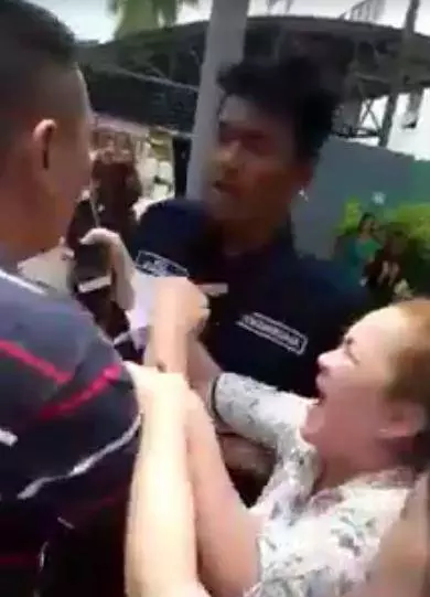 華裔男不滿被鎖車輪...向執法員怒罵官員為「狗」..路人都看不下去... (內有視頻看)!