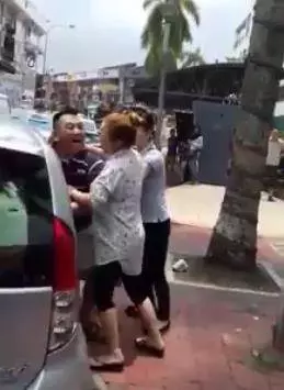 華裔男不滿被鎖車輪...向執法員怒罵官員為「狗」..路人都看不下去... (內有視頻看)!
