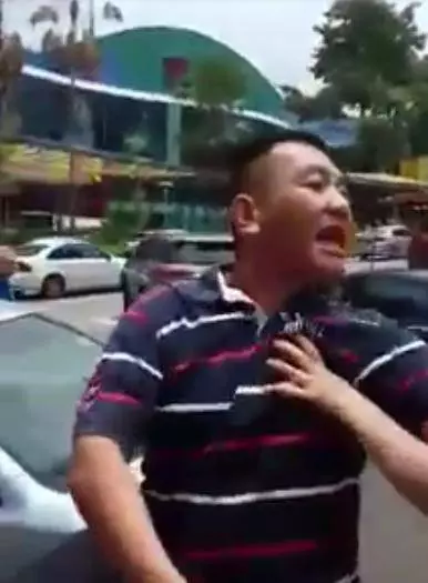 華裔男不滿被鎖車輪...向執法員怒罵官員為「狗」..路人都看不下去... (內有視頻看)!