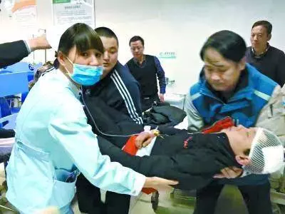 遲到五分鐘...快遞員被打致大小便失禁!打人者...「我生理期!」??