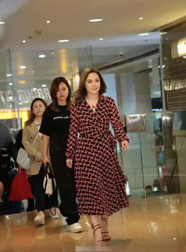 38歲阿嬌婚後近照曝光,衣著寬鬆胖成國字臉,是幸福肥還是懷孕