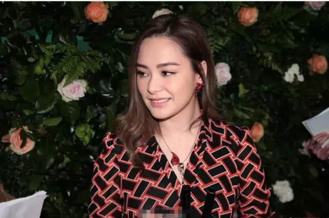 38歲阿嬌婚後近照曝光,衣著寬鬆胖成國字臉,是幸福肥還是懷孕