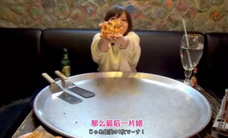 大胃王挑戰82寸披薩,鏡頭拉近後水杯穿幫了,網友:難怪可以吃完!