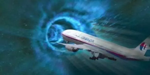 一台飛機起飛後離奇失蹤,大家都以為墜機失事了!35年後飛機竟降落機場,「乘客」模樣讓人寒毛直豎!