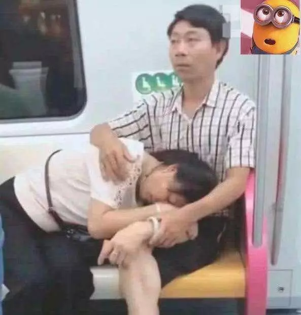 他偷拍火車上「老婆把老公腿當枕頭睡」超甜 但當大家「看到下半身」超震撼:再次相信了愛情!