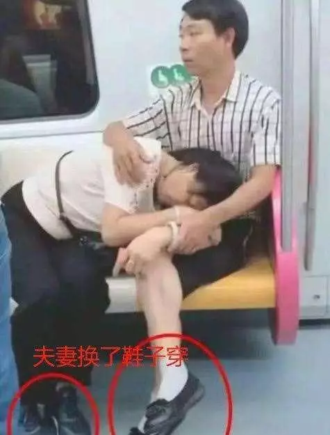 他偷拍火車上「老婆把老公腿當枕頭睡」超甜 但當大家「看到下半身」超震撼:再次相信了愛情!