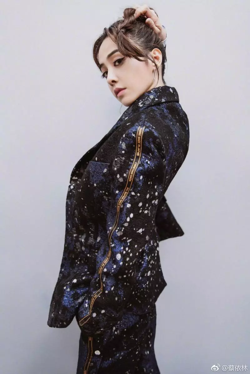 征服整個米蘭!蔡依林「美背辣腿」登國際時尚週 一轉身「前面只剩一塊布」老外狂盯:台灣天後太辣❤