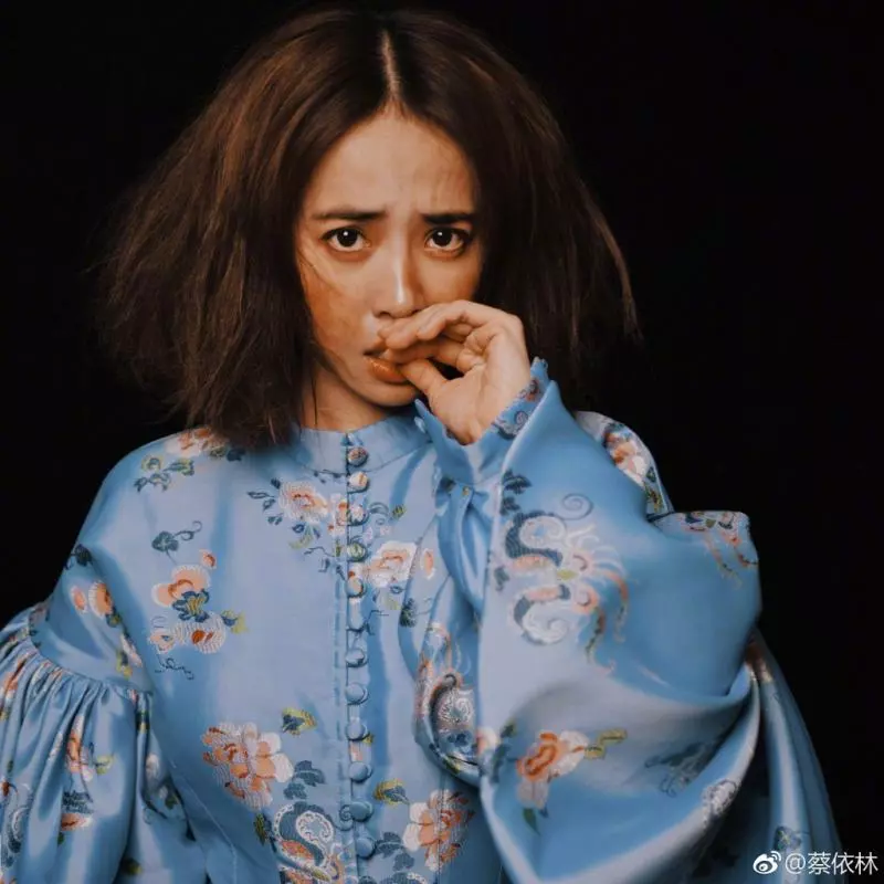 征服整個米蘭!蔡依林「美背辣腿」登國際時尚週 一轉身「前面只剩一塊布」老外狂盯:台灣天後太辣❤