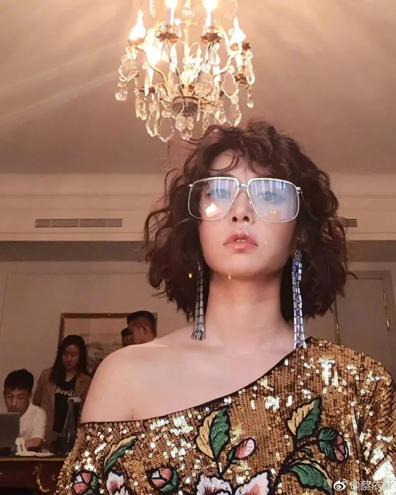 征服整個米蘭!蔡依林「美背辣腿」登國際時尚週 一轉身「前面只剩一塊布」老外狂盯:台灣天後太辣❤