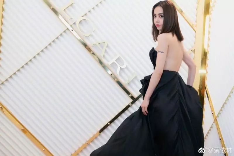 征服整個米蘭!蔡依林「美背辣腿」登國際時尚週 一轉身「前面只剩一塊布」老外狂盯:台灣天後太辣❤