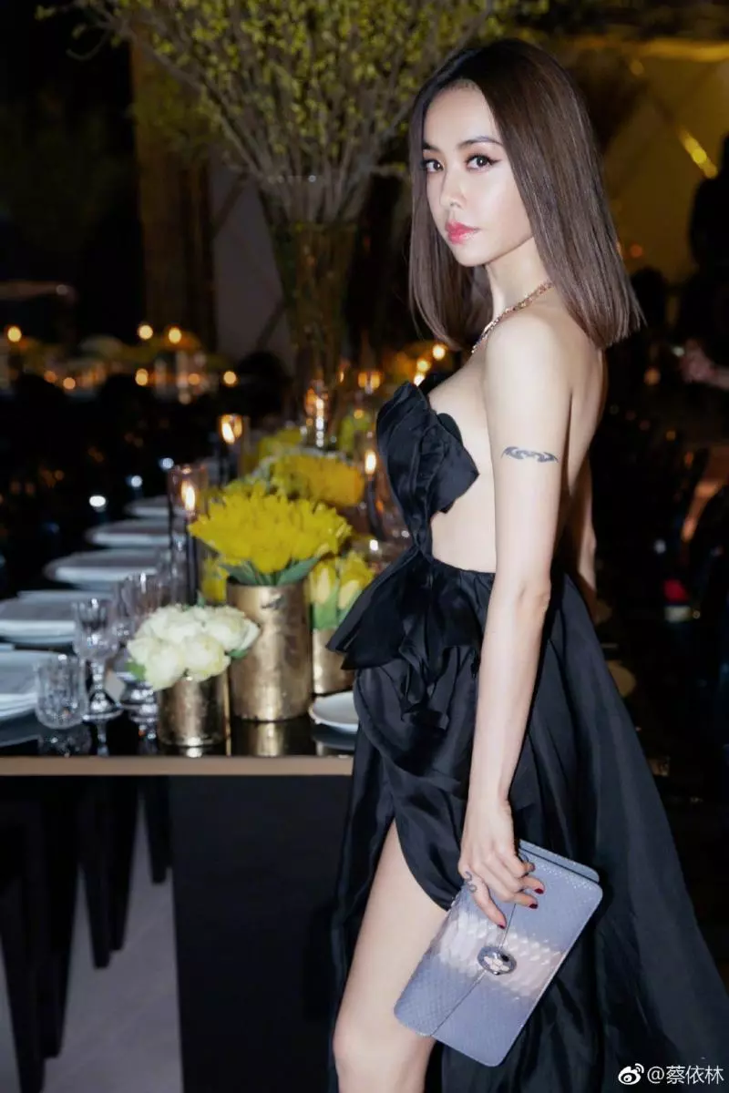 征服整個米蘭!蔡依林「美背辣腿」登國際時尚週 一轉身「前面只剩一塊布」老外狂盯:台灣天後太辣❤