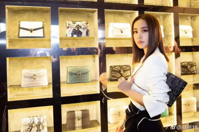 征服整個米蘭!蔡依林「美背辣腿」登國際時尚週 一轉身「前面只剩一塊布」老外狂盯:台灣天後太辣❤