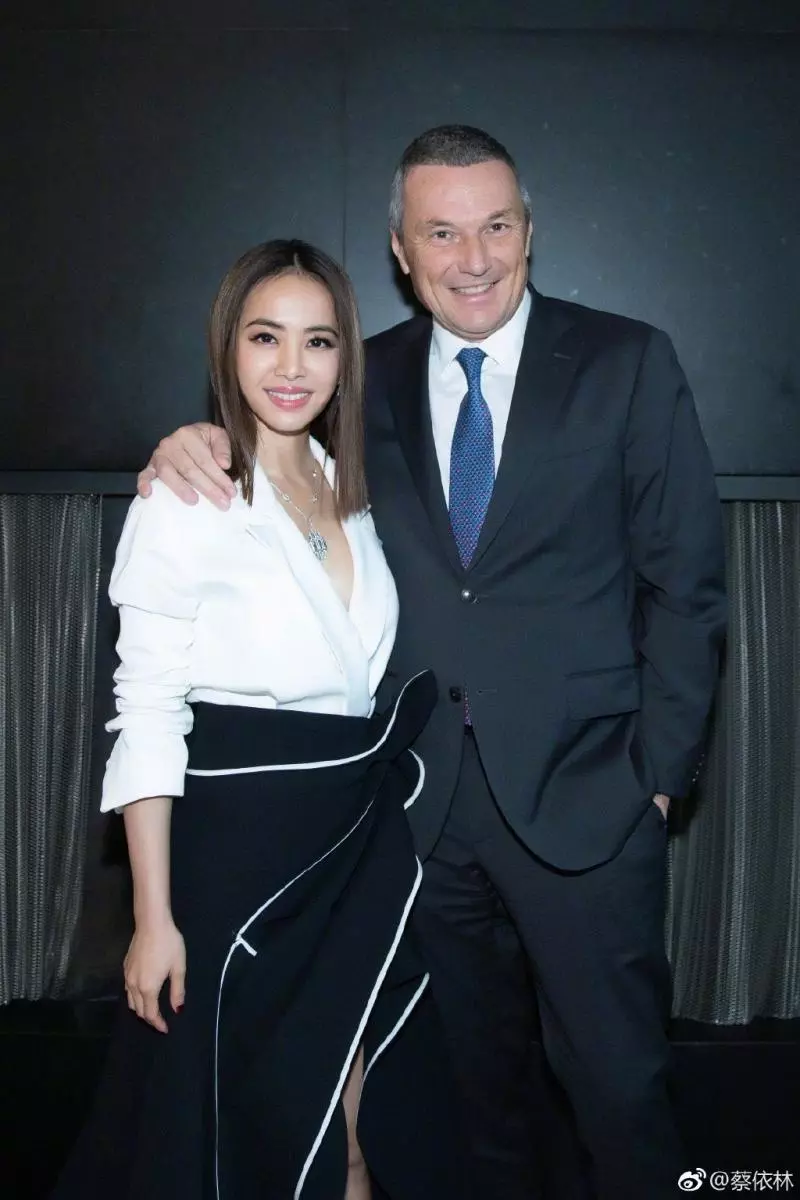 征服整個米蘭!蔡依林「美背辣腿」登國際時尚週 一轉身「前面只剩一塊布」老外狂盯:台灣天後太辣❤