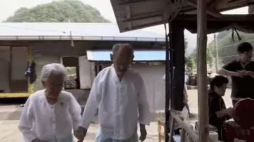 老夫婦「從15歲開始就相愛到現在已經75年」,像小情侶的感情在老爺爺一躺下大家更相信真愛了!