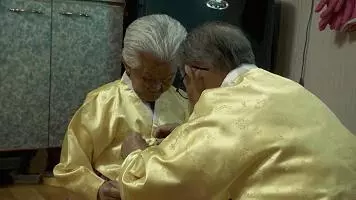 老夫婦「從15歲開始就相愛到現在已經75年」,像小情侶的感情在老爺爺一躺下大家更相信真愛了!