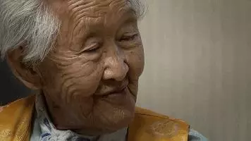老夫婦「從15歲開始就相愛到現在已經75年」,像小情侶的感情在老爺爺一躺下大家更相信真愛了!