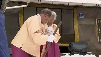 老夫婦「從15歲開始就相愛到現在已經75年」,像小情侶的感情在老爺爺一躺下大家更相信真愛了!
