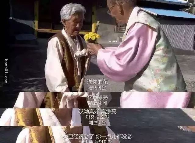 老夫婦「從15歲開始就相愛到現在已經75年」,像小情侶的感情在老爺爺一躺下大家更相信真愛了!