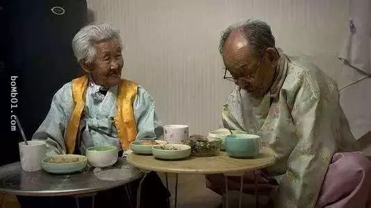 老夫婦「從15歲開始就相愛到現在已經75年」,像小情侶的感情在老爺爺一躺下大家更相信真愛了!