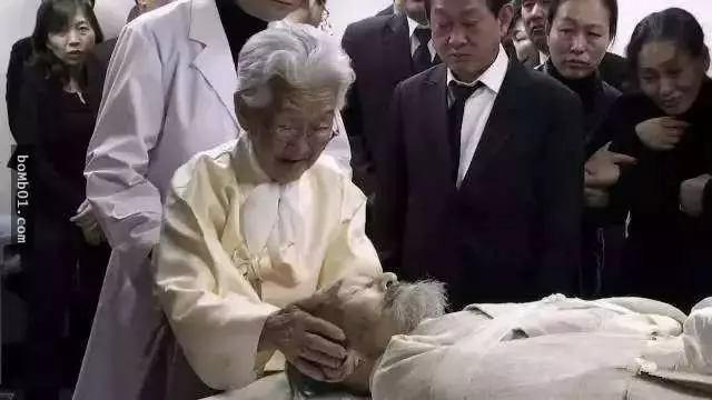 老夫婦「從15歲開始就相愛到現在已經75年」,像小情侶的感情在老爺爺一躺下大家更相信真愛了!