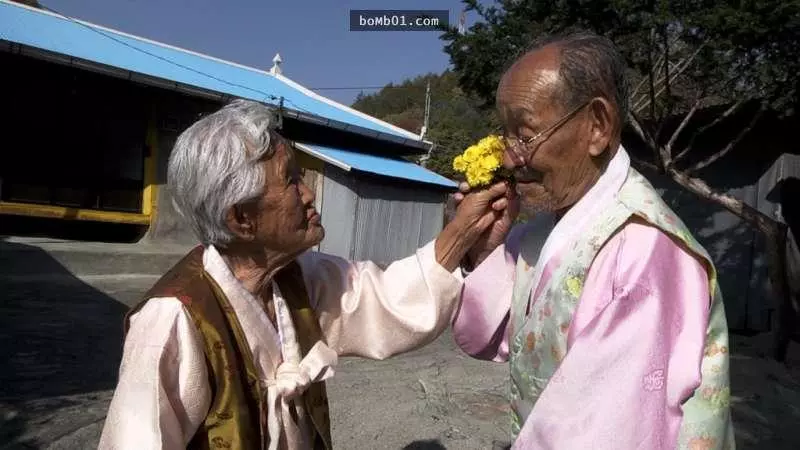 老夫婦「從15歲開始就相愛到現在已經75年」,像小情侶的感情在老爺爺一躺下大家更相信真愛了!