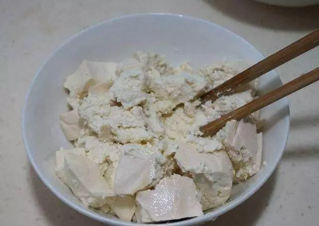 老婆把雞蛋打在豆腐裡,等了5分鐘,我只凈顧著吃。。。