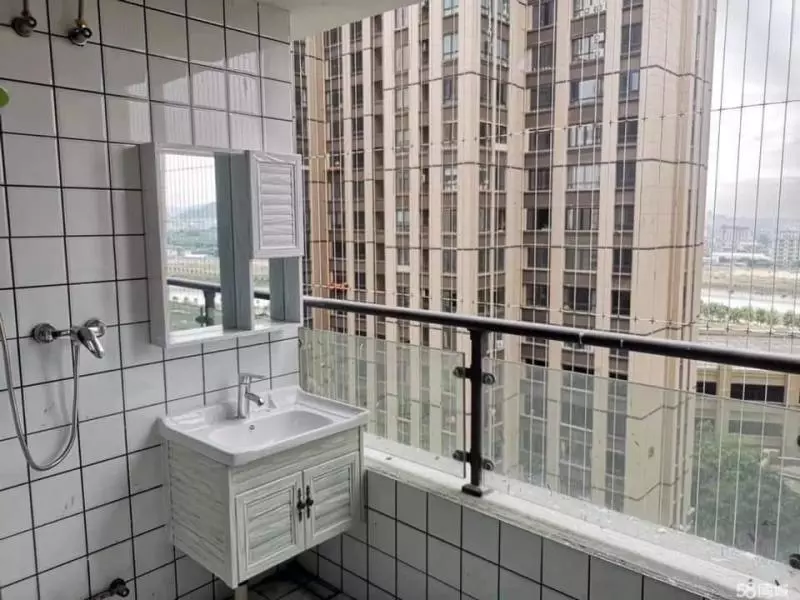 女網友長期在大陸工作打算找房搬家,看到浴室讓她傻眼直呼:「是要穿泳衣洗澡嗎」?