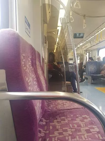 搭火車玩手機玩到一半時突然抬頭一看發現對面有人正視著自己,猛一看原來是...