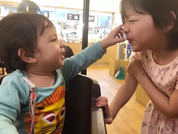 5歲女兒在學校哭了!老師傳訊息「曝光原因」 艾莉絲聽完眼眶跟著紅:提前收到母親節禮物...