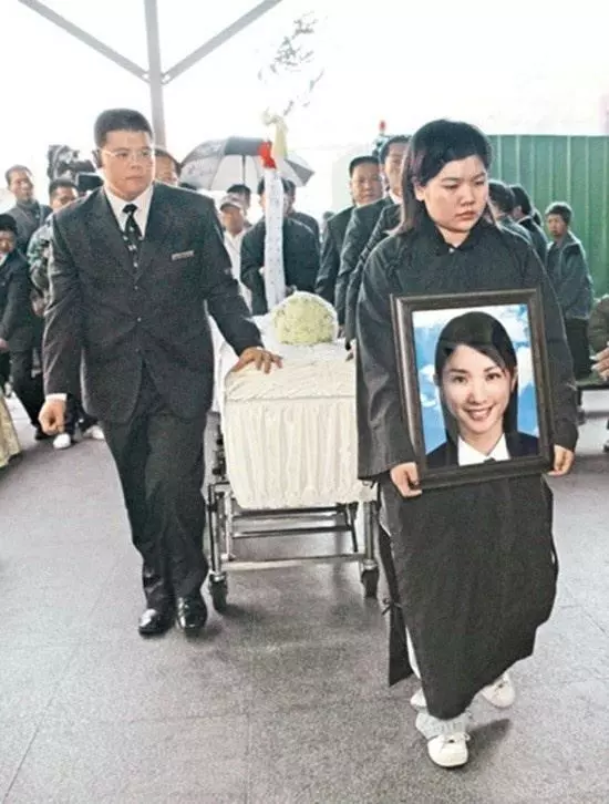 當年是偶像劇王子,女友車禍去世後「代替盡孝7年」,談過8段感情從不承認現在認了她!