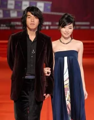 當年是偶像劇王子,女友車禍去世後「代替盡孝7年」,談過8段感情從不承認現在認了她!