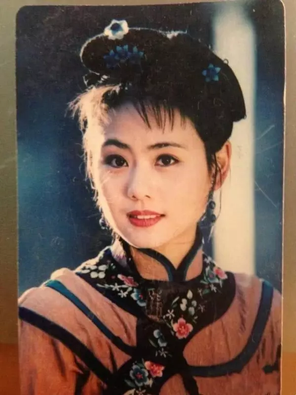 《還珠格格》俠女柳紅神逆齡!她嫁圈外老公「曬乖巧女兒」 如今剪去長髮網友大讚:比21年前還美