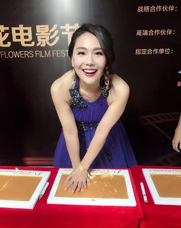 《還珠格格》俠女柳紅神逆齡!她嫁圈外老公「曬乖巧女兒」 如今剪去長髮網友大讚:比21年前還美