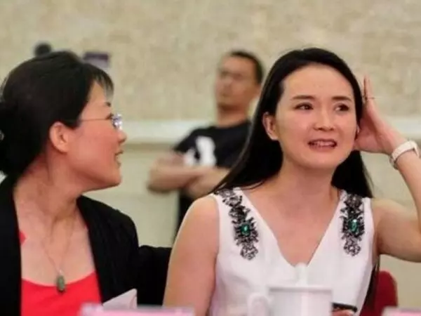 記得「晴格格」嗎!22歲嫁豪門淪繼母,被9歲兒子打臉,如今43歲近照曝光變「大媽」!