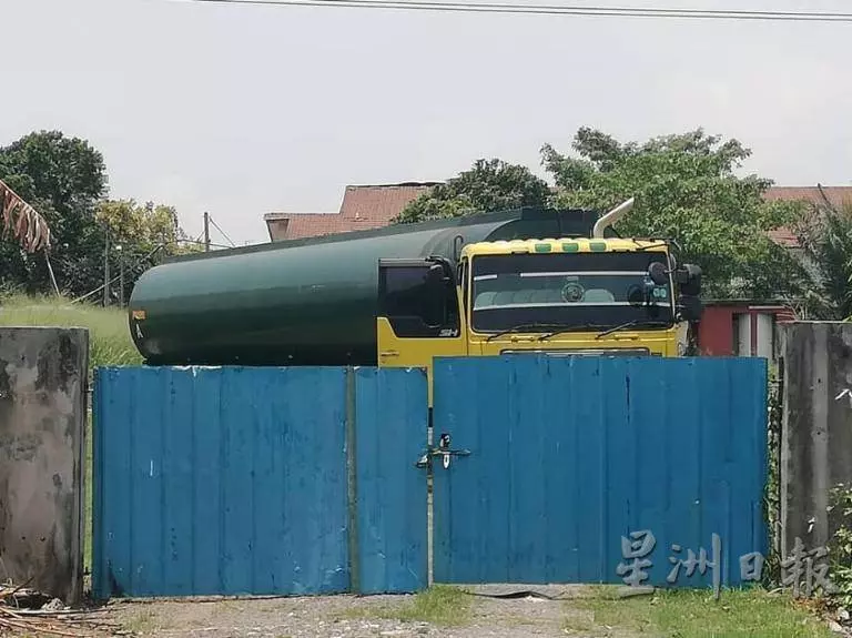 【又一單廢料亂倒!】羅里開入住宅溝渠傾倒工業廢水,鎮居民心慌慌!