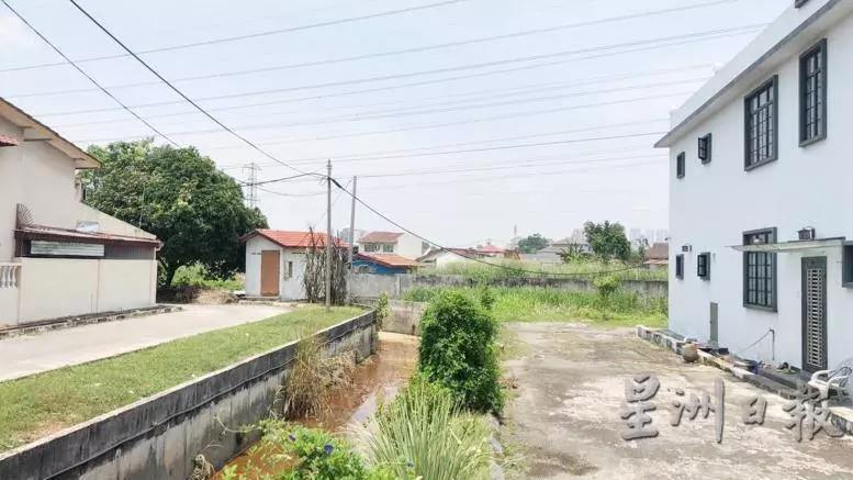 【又一單廢料亂倒!】羅里開入住宅溝渠傾倒工業廢水,鎮居民心慌慌!