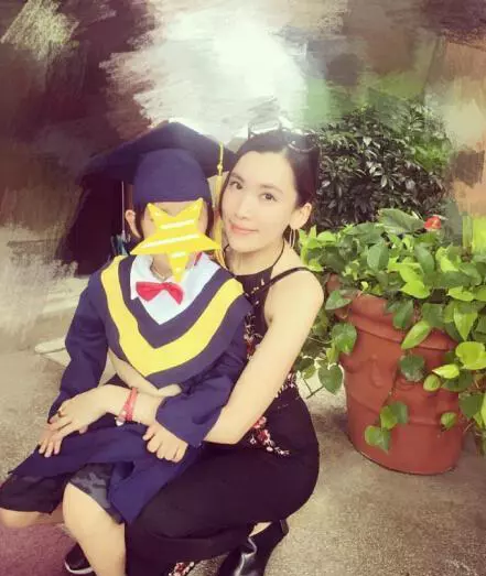 看了「林志穎老婆」的素顏照後,網友終於明白!難怪他都不曬老婆只曬兒!