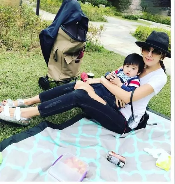 看了「林志穎老婆」的素顏照後,網友終於明白!難怪他都不曬老婆只曬兒!
