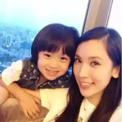 看了「林志穎老婆」的素顏照後,網友終於明白!難怪他都不曬老婆只曬兒!